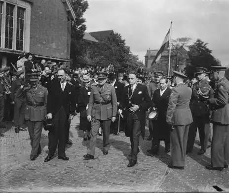 Generaal_Foulkes_te_Wageningen._Begroeting_Generaal_Kruls_._Foulkes,_Kruls_begev,_Bestanddeelnr_902-7276-cine_deskt.webp